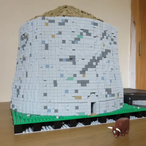 Brick to the Past Lego broch