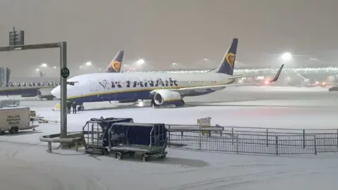 @stopclimbFL200  A Ryanair plane stuck at Stansted