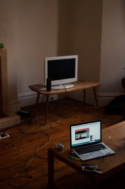 @harrysweeneyphoto Public health warning on a laptop screen