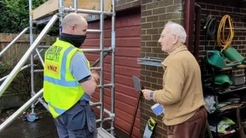 Tom Knapper speaking to workman