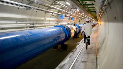 ADAM HART-DAVIS/SCIENCE PHOTO LIBRARY Tunnel at the LHC