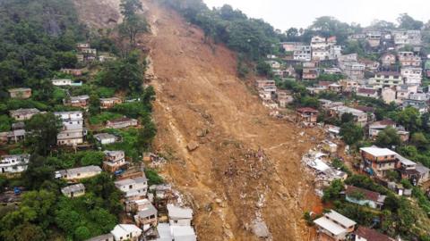 Petrópolis: Deadly landslides wreak havoc in Brazilian city - BBC News