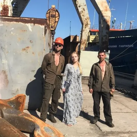 @stpellegrino/Twitter Liza at the shipyard with workers