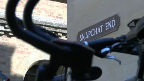 Snapchat End sign