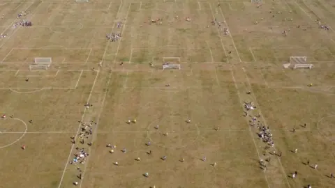 AFP Una vista aérea muestra a personas jugando partidos de fútbol en los terrenos de Hackney Marshes, al noreste de Londres, el 10 de septiembre de 2023, mientras continúa la ola de calor de finales del verano.