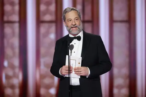 Il regista Judd Apatow di Getty Images presenta sul palco l'83° Golden Globe Awards.