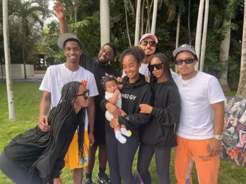 Diddy / Instagram Sean Combs (barisan belakang, ketiga dari kiri) berpose bersama ketujuh anaknya, dalam foto yang ia posting di Instagram pada Maret 2023