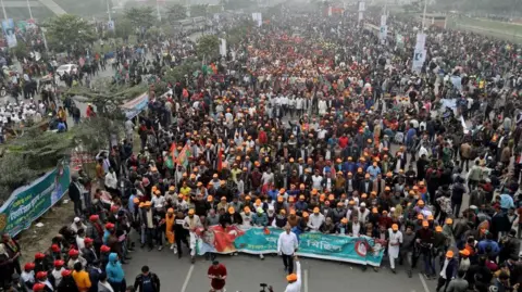 Reuters Crowds in Dhaka 