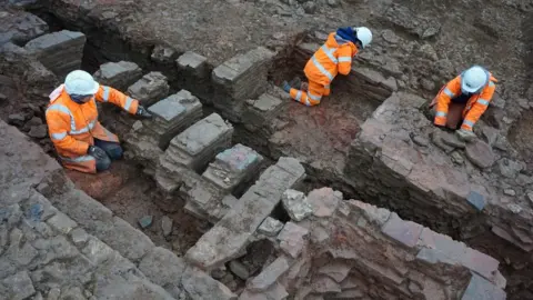 Oxford Archaeology A large tile kiln under excavation.