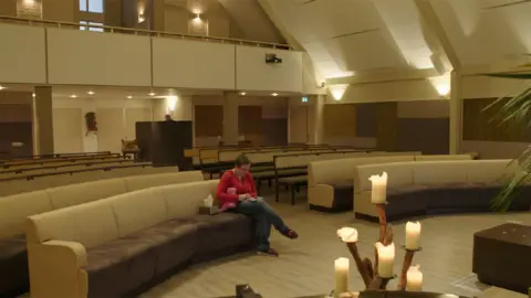 RTL Nieuws, Sander Paulus Aurelia Brouwers visits the crematorium