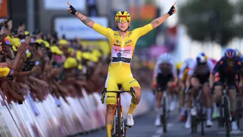 Lorena Wiebes crosses the line with her arms aloft