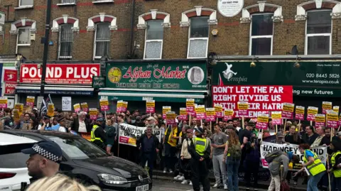 Manifestantes contra el racismo en North Finchley