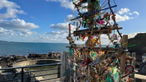 Matt Judge/BBC The Christmas tree at La Vallette Bathing Pools in St Peter Port is made from materials saved from landfill and found during beach cleans.