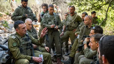 Una foto distribuita dall'esercito israeliano mostra il capo di stato maggiore, tenente generale Herzi Halevy (a sinistra) che parla ai soldati della 7a Brigata che partecipano a un'esercitazione sul confine settentrionale di Israele il 24 settembre 2024.