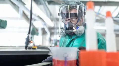 Getty Images آدمی فیکٹری میں کیمیکل تیار کر رہا ہے۔