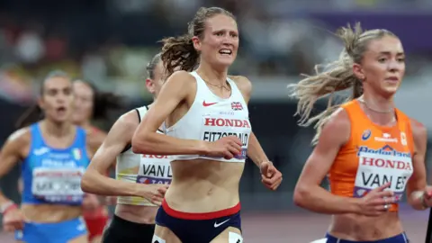 Fitzgerald wearing her GB vest is leading a pack of runners.