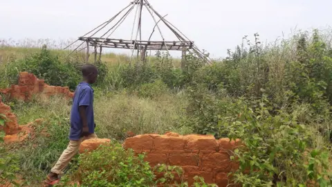 Reuters A boy walks past the ruins of the destroyed house of customary chief Kamuina Nsapu, whose death last August sparked months of deadly fighting between the government army and Kamuina Nsapu"s militia in Tshimbulu near Kananga, the capital of Kasai-central province of the Democratic Republic of Congo, March 11, 2017.