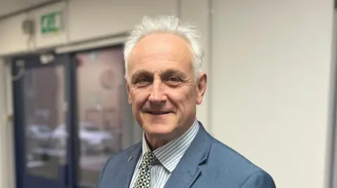 A head and shoulders photo of Alan Graves