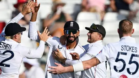 England celebrate wicket against New Zealand