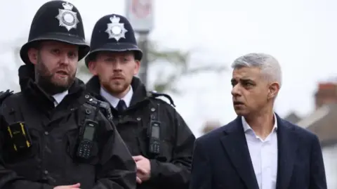 Getty Images Sir Sadiq Khan dengan petugas polisi Bertemu 