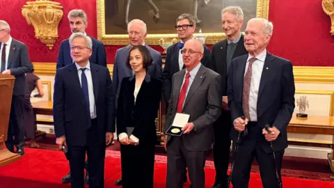 Siete figuras clave de la IA que recibieron premios del Rey (fila de atrás, de izquierda a derecha): Yoshua Bengio; el rey; Ian LeCun; Geoffrey Hinton y primera fila, de izquierda a derecha: Jensen Huang; Fei-Fei Lee; Bill Daly; y John Hopfield 