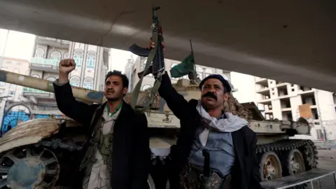 Reuters Houthi fighters shout slogans in Sanaa, Yemen (4 December 2017)