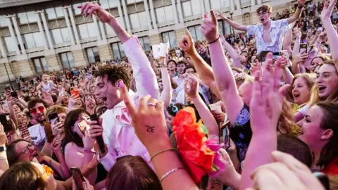 Ania Shrimpton Mika crowd surfing