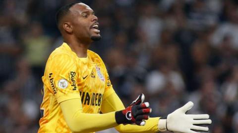 Carlos Miguel claps during a game for Corinthians