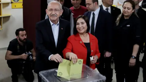 Burak Kara/Getty Images) Republican People's Party (CHP) leader and main opposition alliance presidential candidate Kemal Kilicdaroglu and his wife Selvi Kilicdaroglu arrive to cast their votes at a polling station