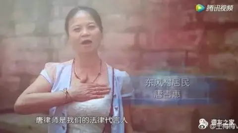 Tencent TV A deaf woman signs her gratefulness for Tang Shuai