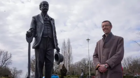John Cobb Statue of Ebenezer Howard with sculptor Ben Twiston-Davies