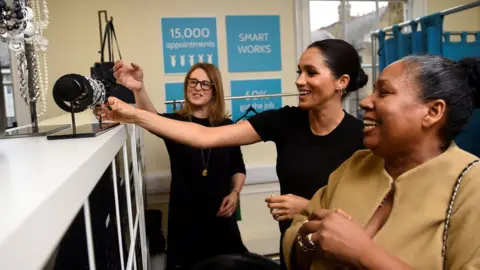 Getty Images Meghan helps pick out jewellery at Smart Works