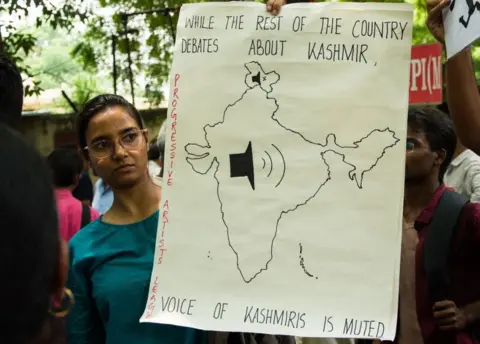 Getty Images People attend a protest in solidarity with Kashmir over the removal of Article 370 and the forced shut down of all communication means in the valley in Delhi, India on August 07, 2019.