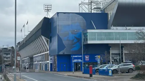 Alice Cunningham/BBC The old image of Sir Bobby Robson's face on the side of Portman Road stadium.