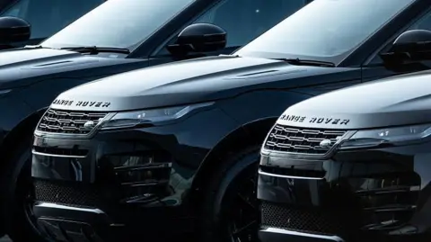 f5cf25f0-984e-11f0-b742-5374a6e86615.jpg Jaguar Land Rover shutdown extended again after cyber attack