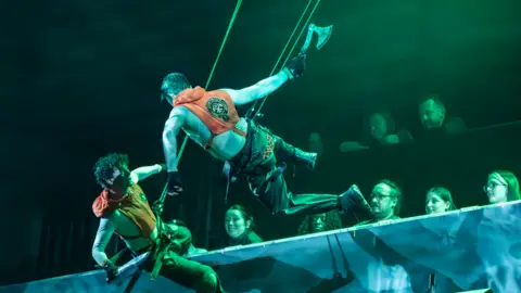 Johan Inctors Person is released to a rope that is lifted from the stage 