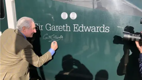 Sir Gareth Edwards names GWR train