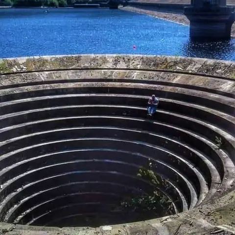 Jo Workman  Andy Tingle on the Ladybower Reservoir plug hole