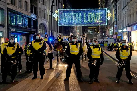 Niklas Halle'n / AFP Police officers stand in a line, blocking off Oxford Street