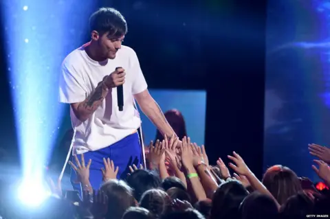 Getty Images Louis Tomlinson on stage