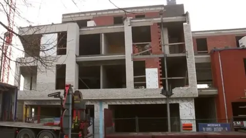 VRT The building in Keerbergen built around a lamp post