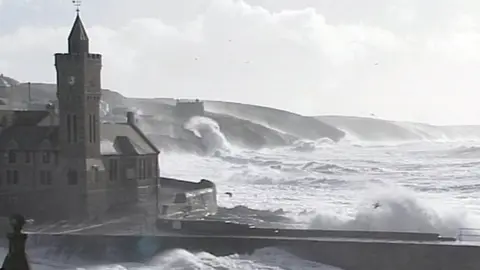 Large waves in Porthleven