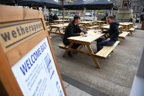 Getty Images drinkers in glasgow