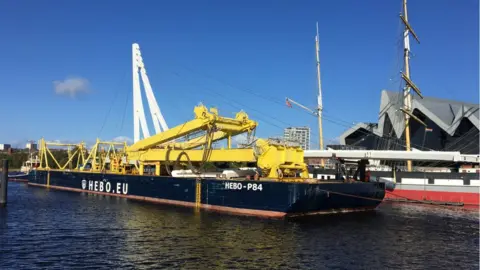 Govan-Partick bridge arrives in Glasgow on a barge