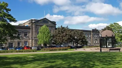 Wfmaillar/Geograph Council officers in Harrogate