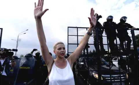 Getty Images Maria Kolesnikova stands in front of police barricade during 2020 Minsk protests