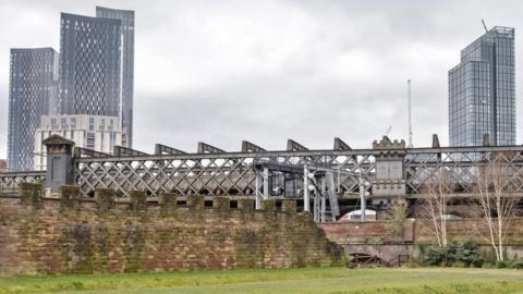 Manchester needs bigger city centre, think tank says - BBC News