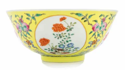 Hansons Imperial porcelain yellow ground medallion bowl, Daoguang (1821-1850)
