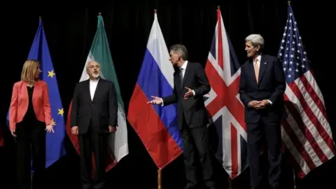 Reuters From left to right: EU's foreign policy chief Federica Mogherini, Iranian Foreign Minister Mohammad Javad Zarif, British Foreign Secretary Philip Hammond and US Secretary of State John Kerry in Vienna, Austria. Photo: 14 July 2015