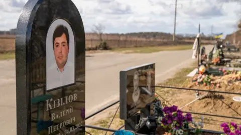 Matthew Goddard/BBC Grave of Valeriy Kizilov in Bucha